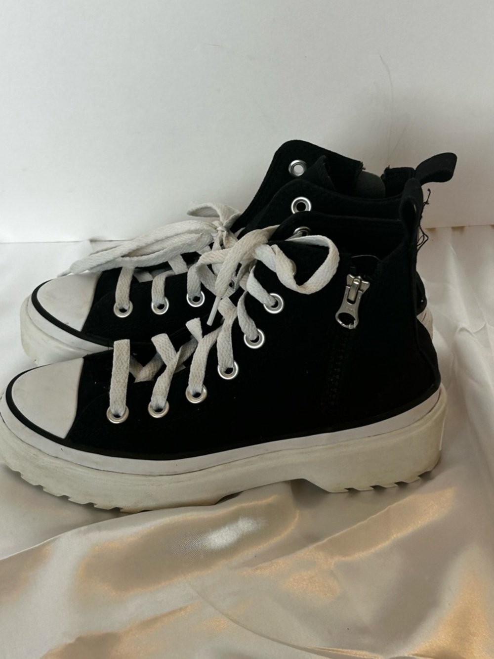 Converse Chuck Taylor‎ All Star Lugged Lift Canvas High-Top Zip Sneaker Youth 2